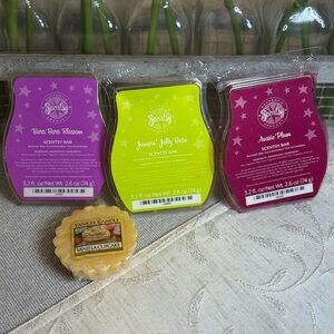 Mix of wax melts. Scentsy and Yankee Candle. Some used.